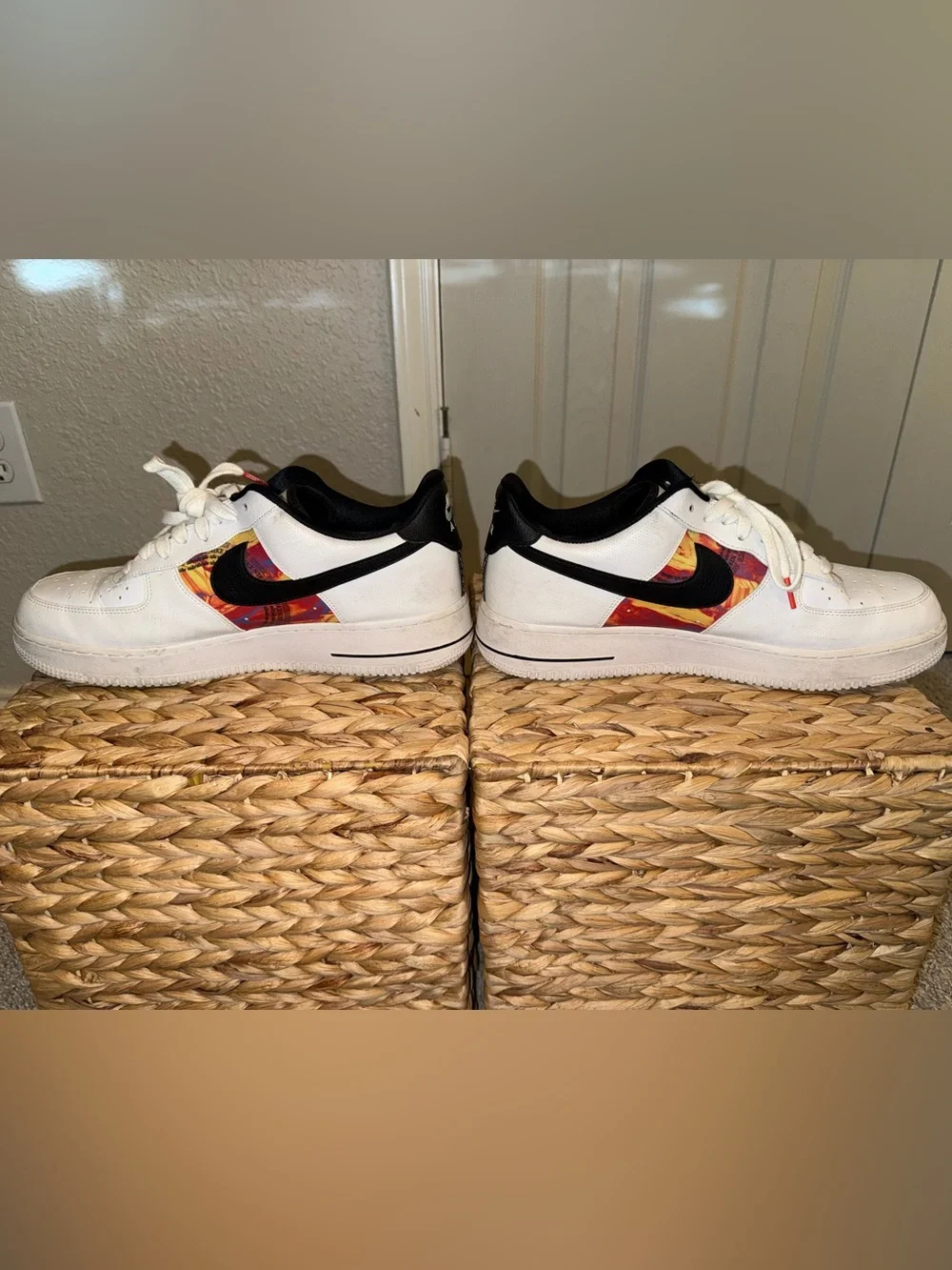 Nike Low-Top Sneakers White with Black Swoosh and Orange-Red Graphic